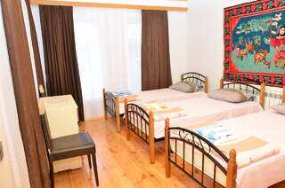 Отели типа «постель и завтрак» Sheki Panorama Guest House Шеки Кровать в общем номере для мужчин и женщин. Гости могут пользоваться общей ванной комнатой.-4